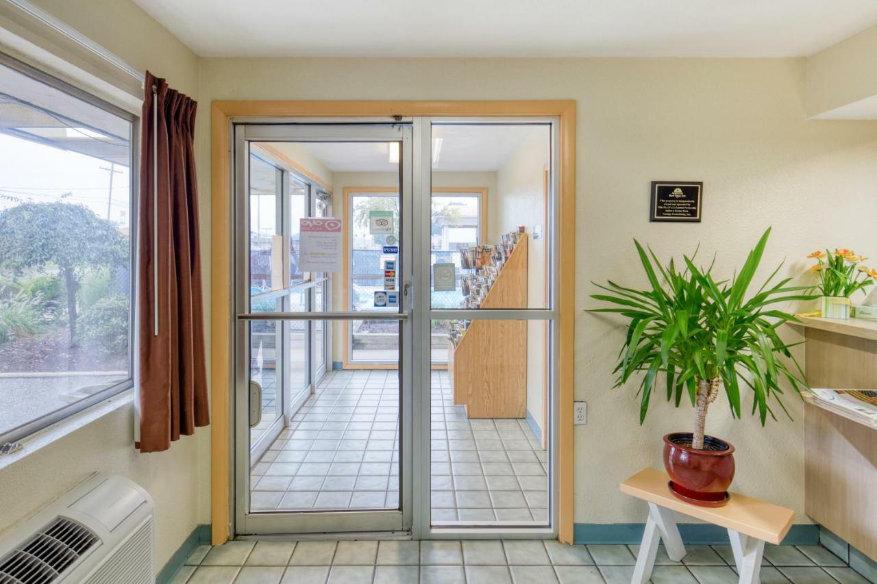 Days Inn By Wyndham New Philadelphia Dış mekan fotoğraf