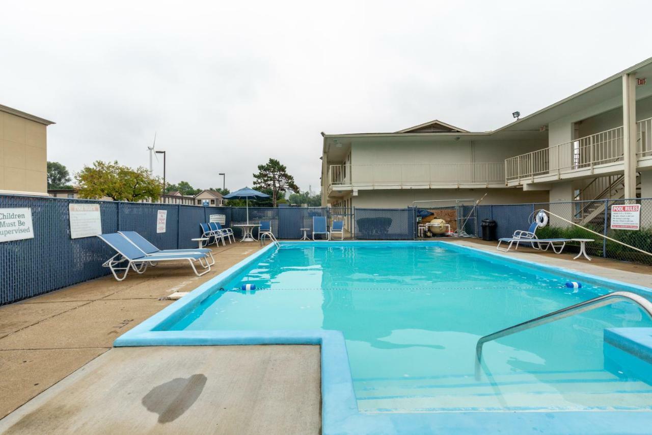 Days Inn By Wyndham New Philadelphia Dış mekan fotoğraf